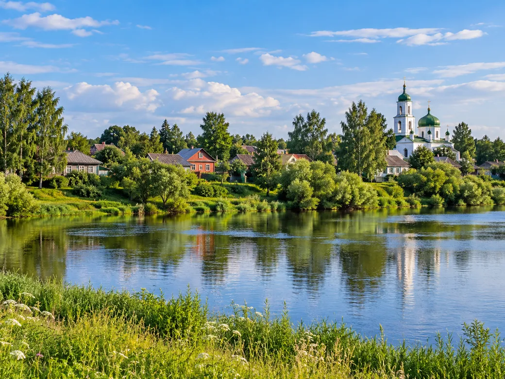 Окраина небольшого города в Новгородской области у реки